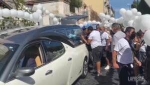 Napoli: commozione ai funerali di Samuele, applausi e palloncini bianchi all’uscita del feretro