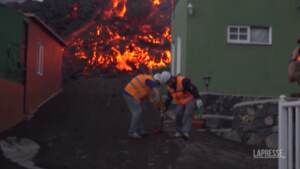 Spagna, le operazioni di salvataggio dei pompieri a La Palma