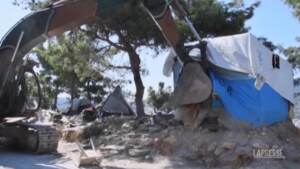 Grecia, le autorità smantellano il campo profughi di Samos ormai disabitato