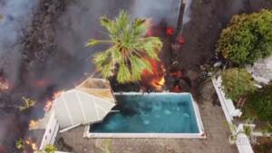 Canarie: la lava continua ad avanzare a La Palma, inghiottita una piscina