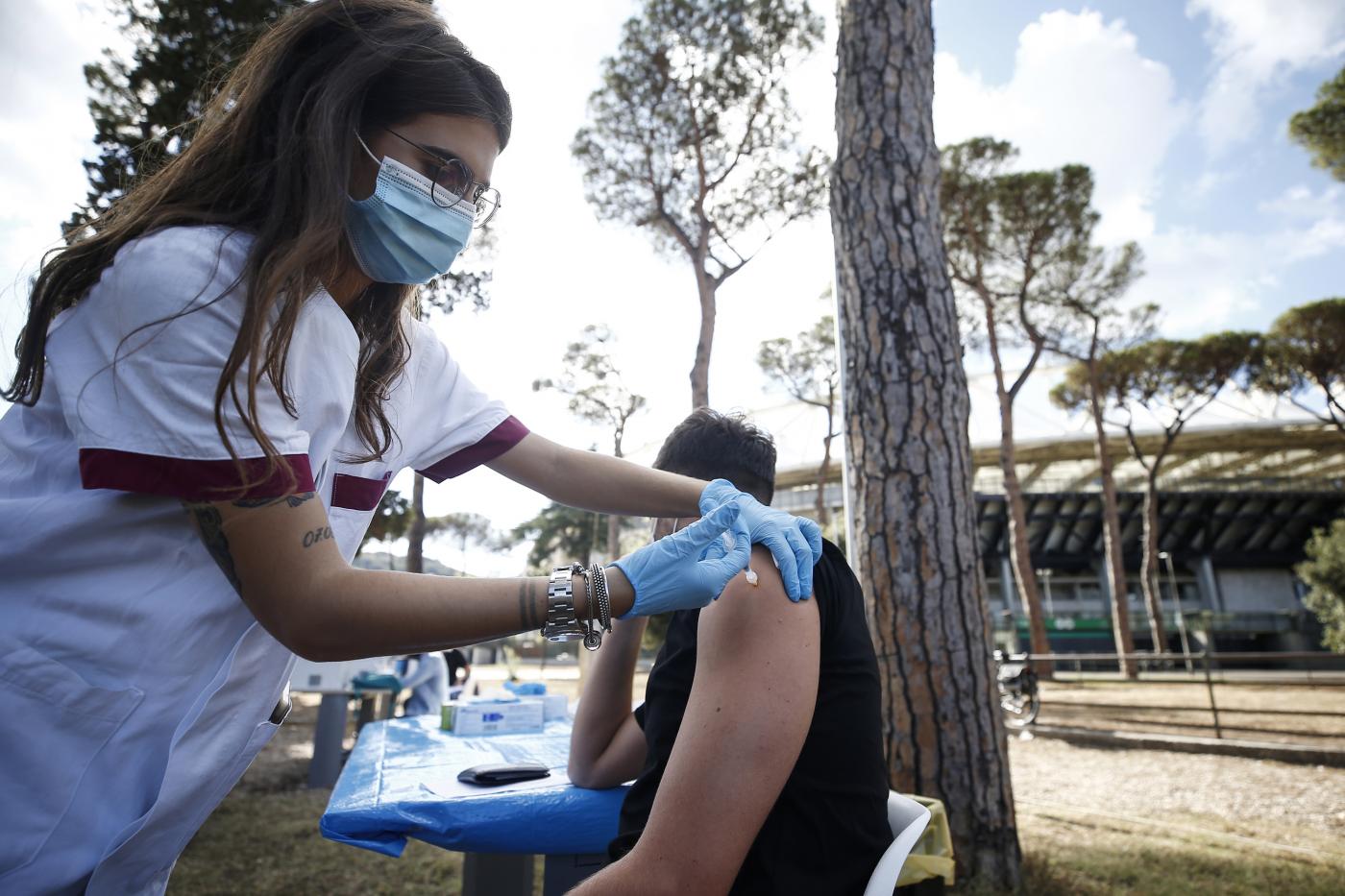 Usa raddoppiano dosi vaccino per Paesi poveri. Ministro Brasile positivo: “Era all’Onu”