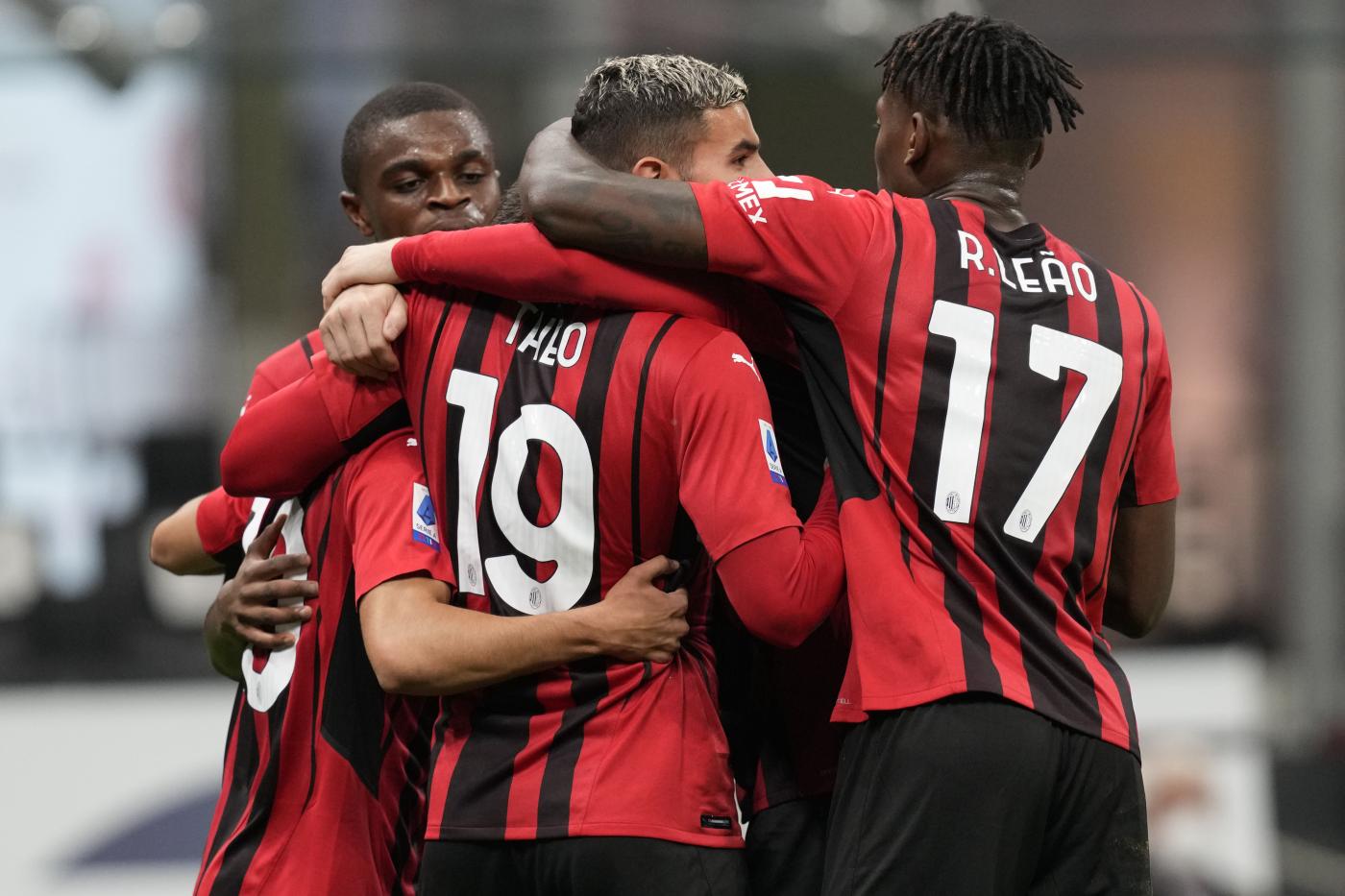 Diaz e Hernandez piegano il Venezia, Milan aggancia Inter in testa