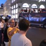 Tokyo 2020: atleti arrivano a Palazzo Chigi su bus scoperto, applausi da romani e turisti