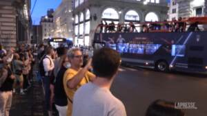 Tokyo 2020: atleti arrivano a Palazzo Chigi su bus scoperto, applausi da romani e turisti