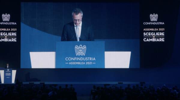 Assemblea di Confindustria, Bonomi: “Draghi come De Gasperi e Ciampi, uomo della necessità”