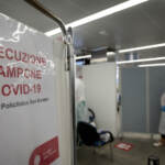 Covid: Rt Italia ancora in calo a 0,82, incidenza scende a 45