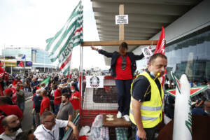 Roma, sciopero e manifestazione dei lavoratori Alitalia all’aeroporto di Fiumicino