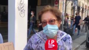 Fridays for Future, a Milano anche una nonna con la nipote: “Dico ai giovani di tirare giù i muri”