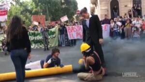 Fridays for Future, a Milano flash mob contro il ‘caro bollette’