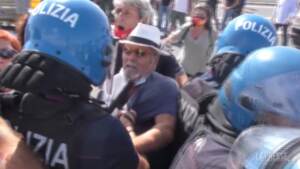 Alitalia, manifestanti bloccano autostrada a Fiumicino: tafferugli con la polizia