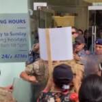 Libano, uova contro le banche a Beirut