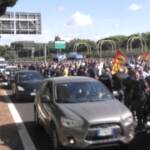Alitalia, alta tensione tra manifestanti e automobilisti