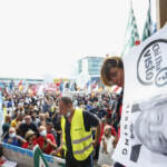 Alitalia: oltre 500 manifestanti bloccano l’autostrada, tensione con la polizia