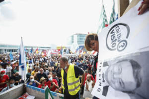 Alitalia: oltre 500 manifestanti bloccano l’autostrada, tensione con la polizia