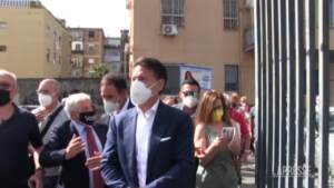 Conte a Fuorigrotta e Bagnoli tra bagni di folla e qualche contestazione