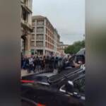 No Green pass: a Milano il corteo cerca di accedere in piazza Duomo, bloccato