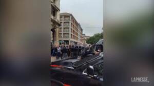 No Green pass: a Milano il corteo cerca di accedere in piazza Duomo, bloccato