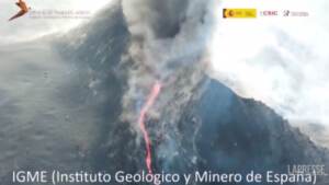 Canarie: prosegue l’attività del vulcano a La Palma, la lava continua a fuoriuscire dal cratere
