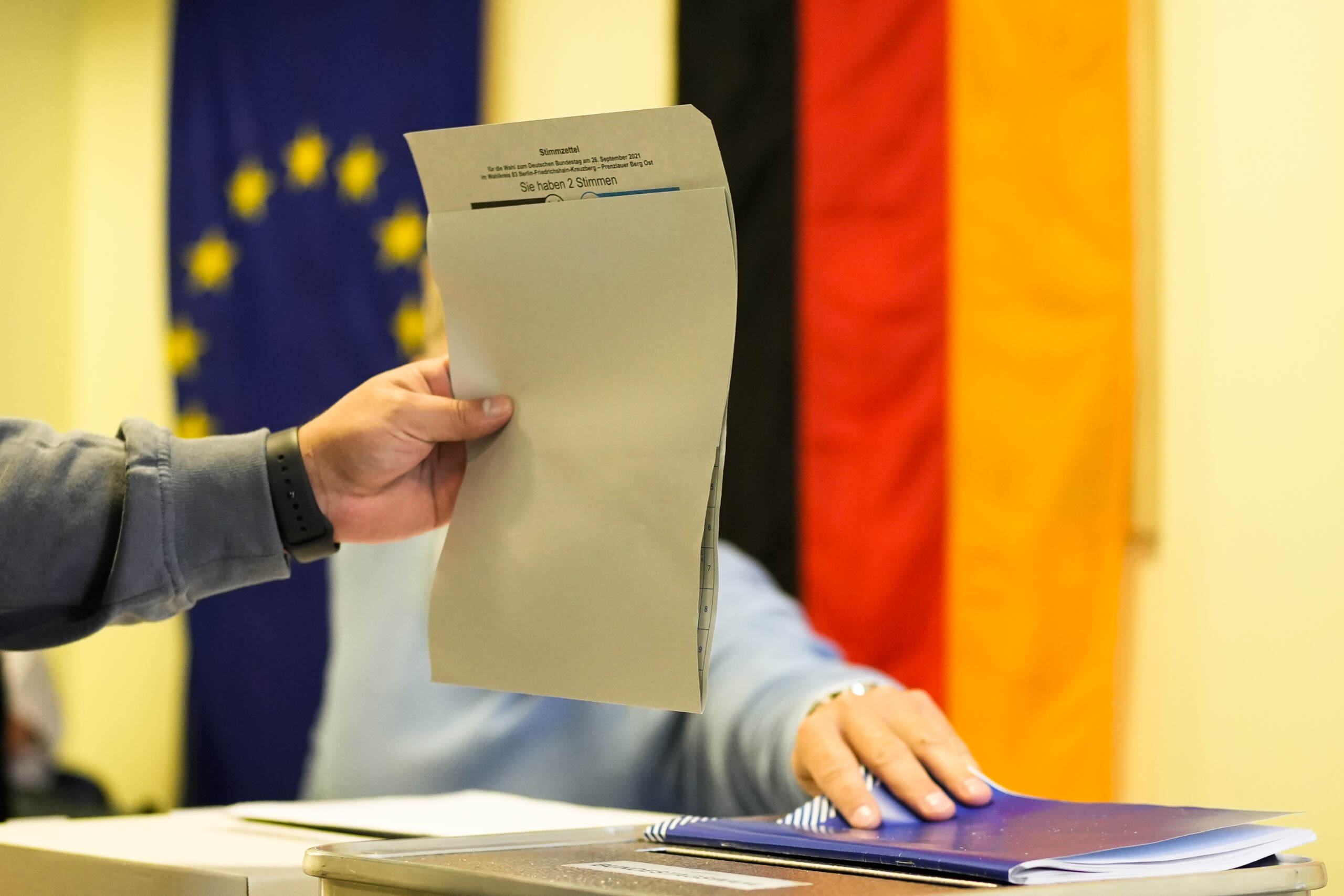 Germania, elezioni sul filo del rasoio. Merkel sul palco per Laschet, Scholz guarda ai Verdi