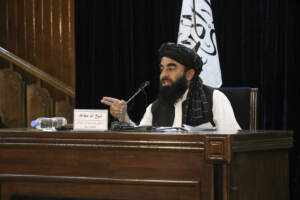 Il portavoce dei talebani Zabihullah Mujahid durante una conferenza stampa a Kabul