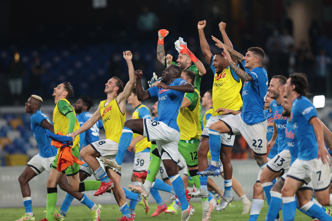 Serie A, Napoli forza sei: Osimhen-Insigne stendono Cagliari, azzurri primi