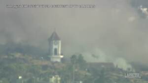 Canarie, la lava travolge una chiesa: crolla il campanile