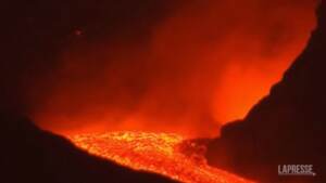 La Palma: il vulcano Cumbra Vieja non si ferma più, fiumi di lava dal cratere