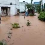 India, ciclone con raffiche di vento a 85 km/h: strade e villaggi allagati