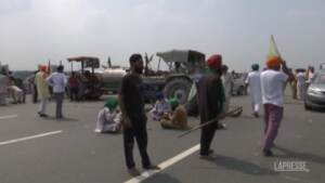 India: protesta dei contadini contro il governo, bloccate strade e autostrade
