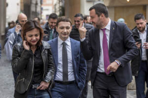 Matteo Salvini a passeggio nei pressi del Senato