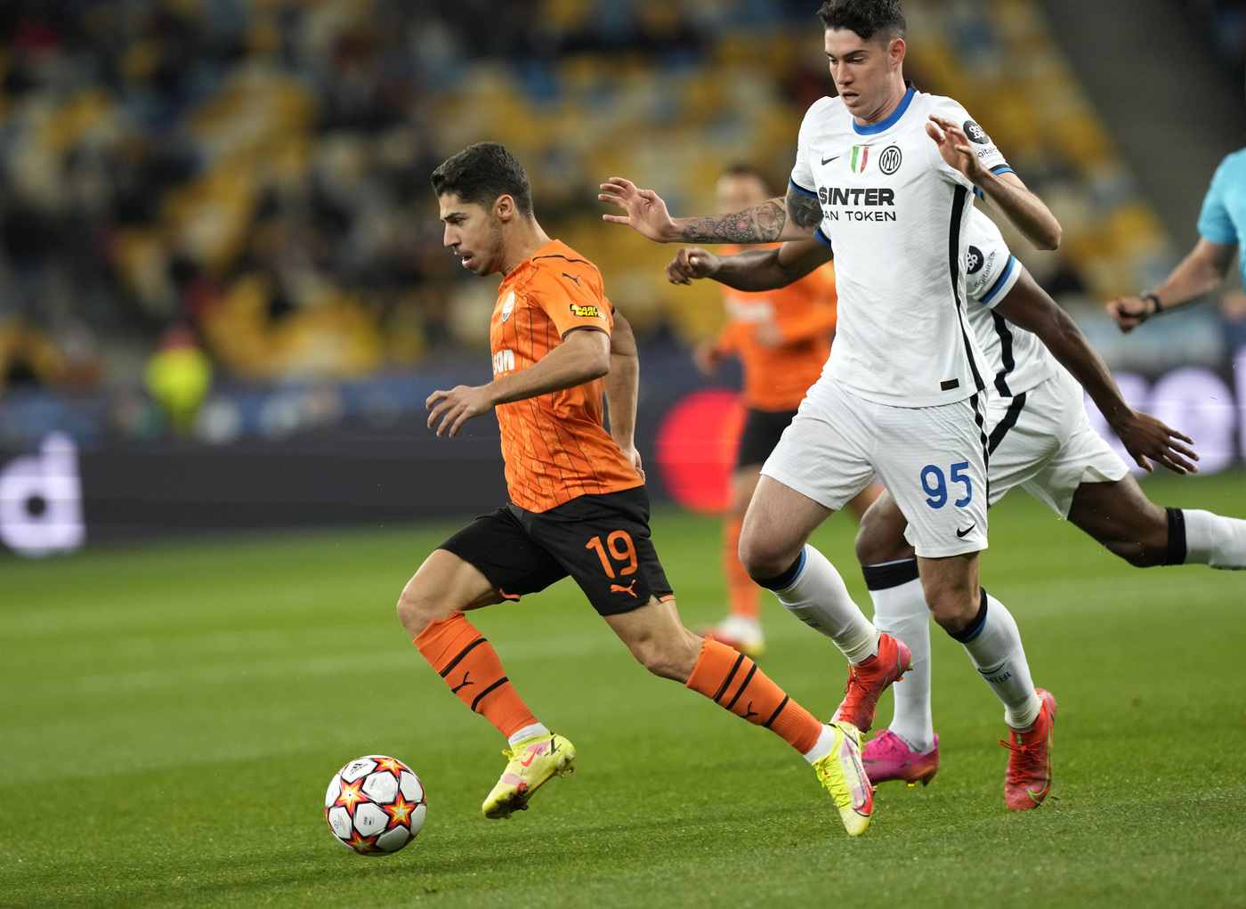 Champions, Dzeko-Lautaro non brillano a Kiev. De Zerbi ferma l’Inter