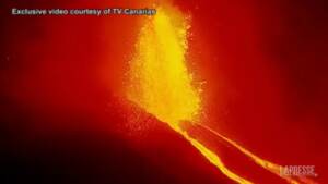 Canarie, la lava scorre ancora lungo le pendici del Cumbre Vieja