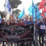 Lavoratori Alitalia in corteo con le maschere di Dalì: “Rivoluzione come nella Casa di carta”