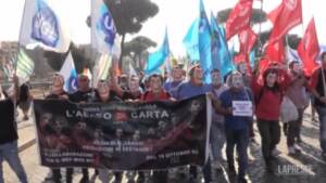 Lavoratori Alitalia in corteo con le maschere di Dalì: “Rivoluzione come nella Casa di carta”