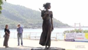 Sapri difende la sua spigolatrice: “Polemiche sterili, la statua rappresenta la bellezza dell’arte”