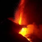 La Palma, nuova eruzione del vulcano Cumbre Vieja: la lava in mare