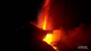 La Palma, nuova eruzione del vulcano Cumbre Vieja: la lava in mare