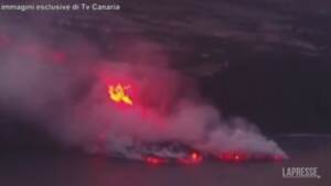 La Palma, la lava del vulcano arriva nell’oceano: rischio gas tossici