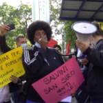 Salvini a Milano tra contestatori e supporter: “La Lega è con lui, Giorgetti non campa”