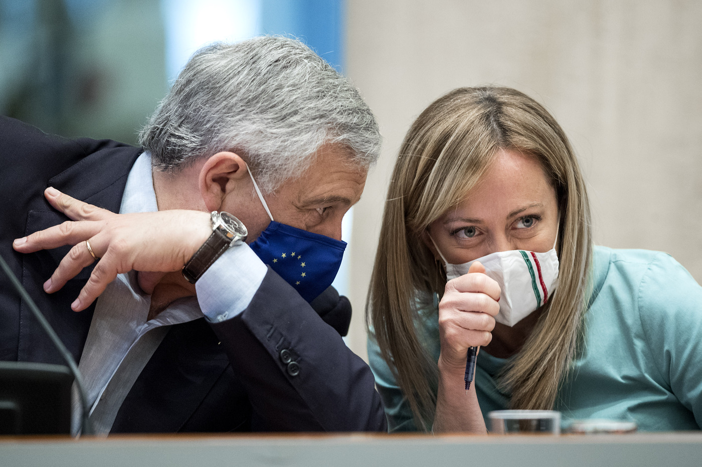 Milano, conferenza Tajani-Meloni-Salvini: “Centrodestra unito” ma il leader del Carroccio lascia prima dell’arrivo della leader FdI