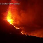 Canarie, la lava del Cumbre Vieja ha raggiunto l’oceano: rischio gas tossici