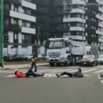 Milano, blocco stradale degli attivisti di Extinction Rebellion: rimossi dalla polizia