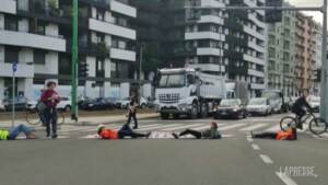 Milano, blocco stradale degli attivisti di Extinction Rebellion: rimossi dalla polizia