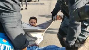 Clima, Extinction Rebellion denuncia: attivista portato via da polizia