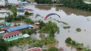 Thailandia, spettacolare operazione di soccorso nei villaggi colpiti dai tifoni