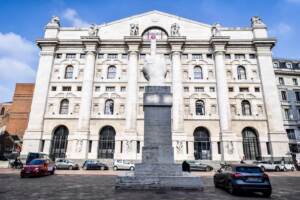 Milano, il dito medio di Cattelan con lo smalto rosa in occasione della Giornata Internazionale della Donna