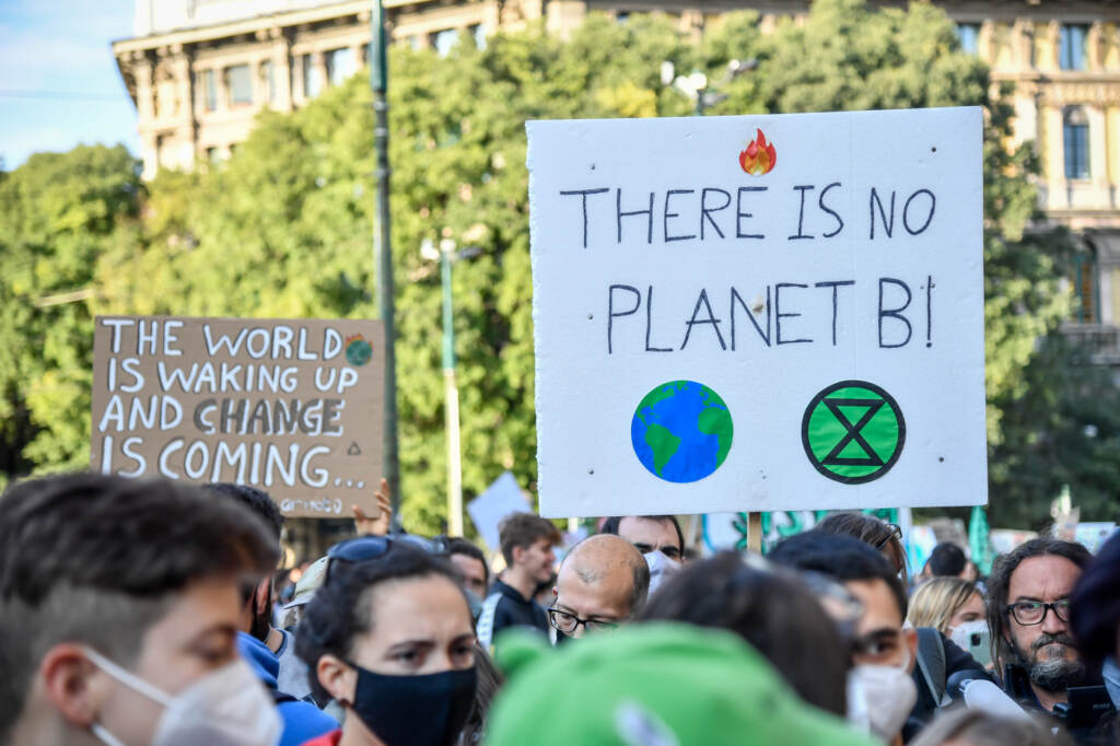 Galleria foto 'Corteo a Milano dei Fridays for Future, tra gli attivisti per il clima c’è anche Greta Thunberg – FOTOGALLERY' - foto 7