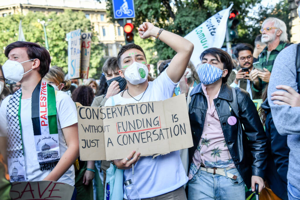 Galleria foto 'Corteo a Milano dei Fridays for Future, tra gli attivisti per il clima c’è anche Greta Thunberg – FOTOGALLERY' - foto 2