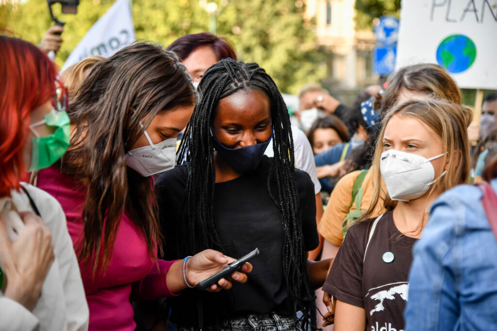 Galleria foto 'Corteo a Milano dei Fridays for Future, tra gli attivisti per il clima c’è anche Greta Thunberg – FOTOGALLERY' - foto 4