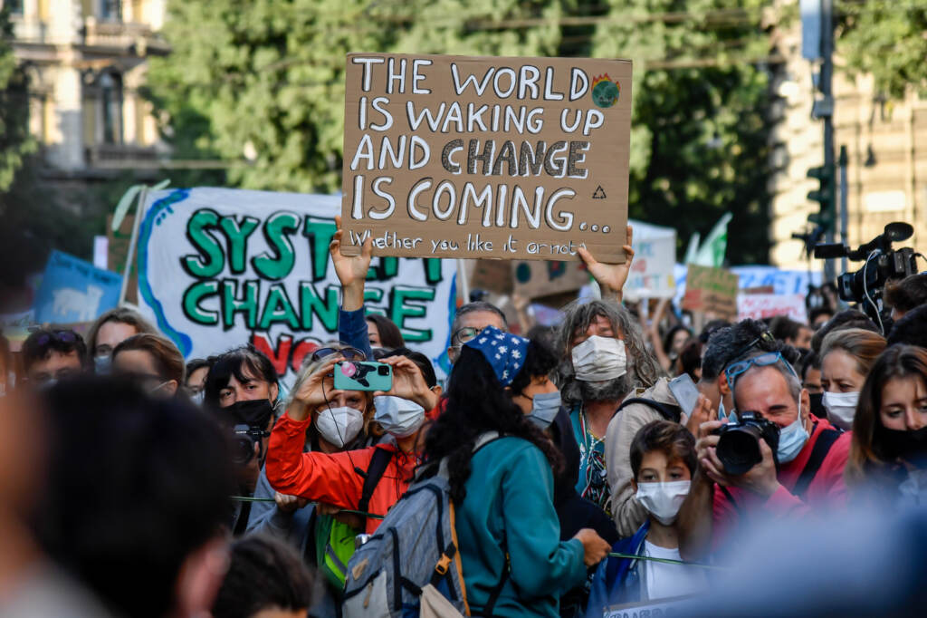Galleria foto 'Corteo a Milano dei Fridays for Future, tra gli attivisti per il clima c’è anche Greta Thunberg – FOTOGALLERY' - foto 5